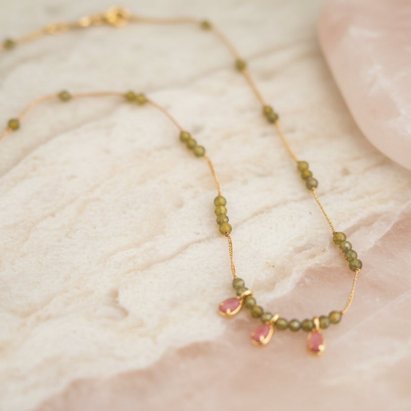 Collier PERI – Péridot & Quartz Fraise | Marguerite Violette